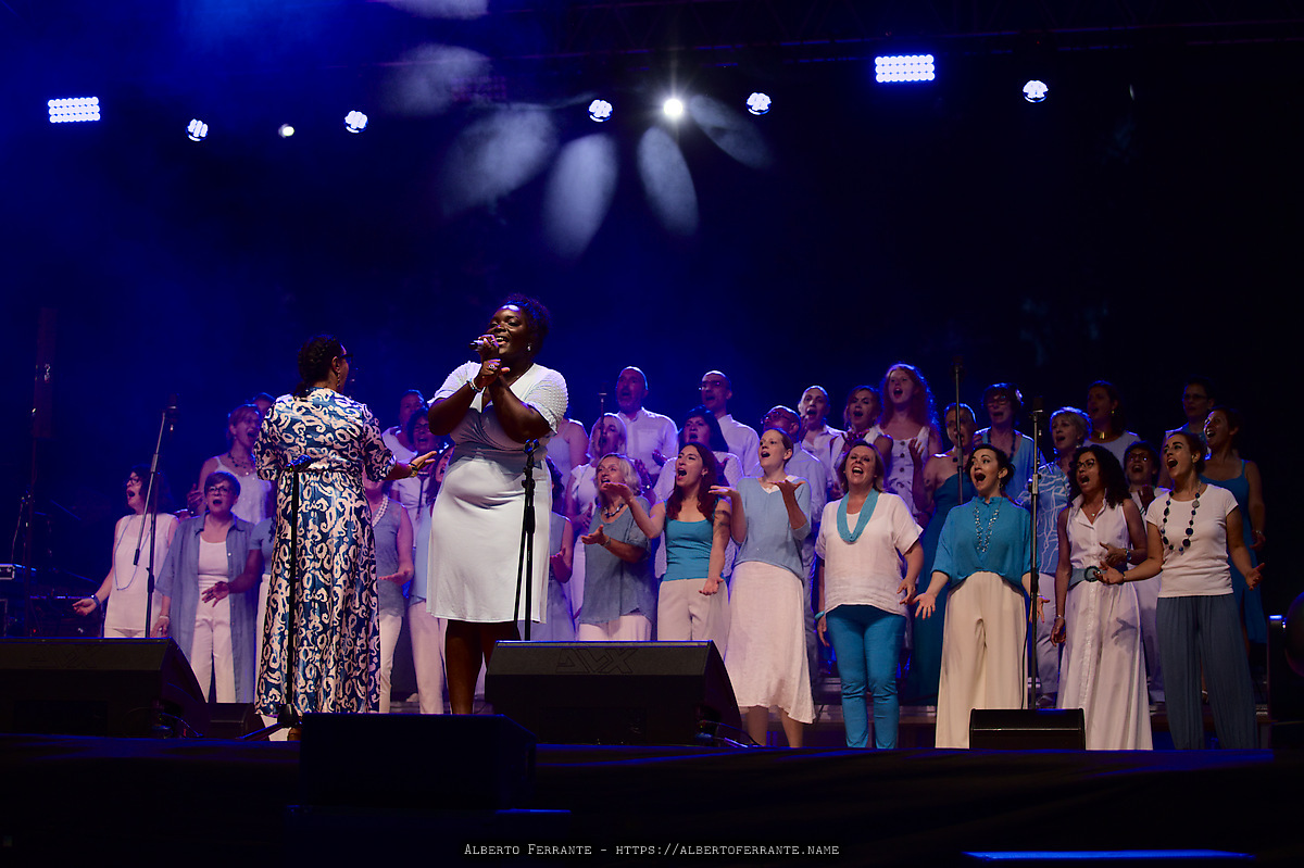 Coristi del Gospel Lab di Solevoci Varese durante una prova
