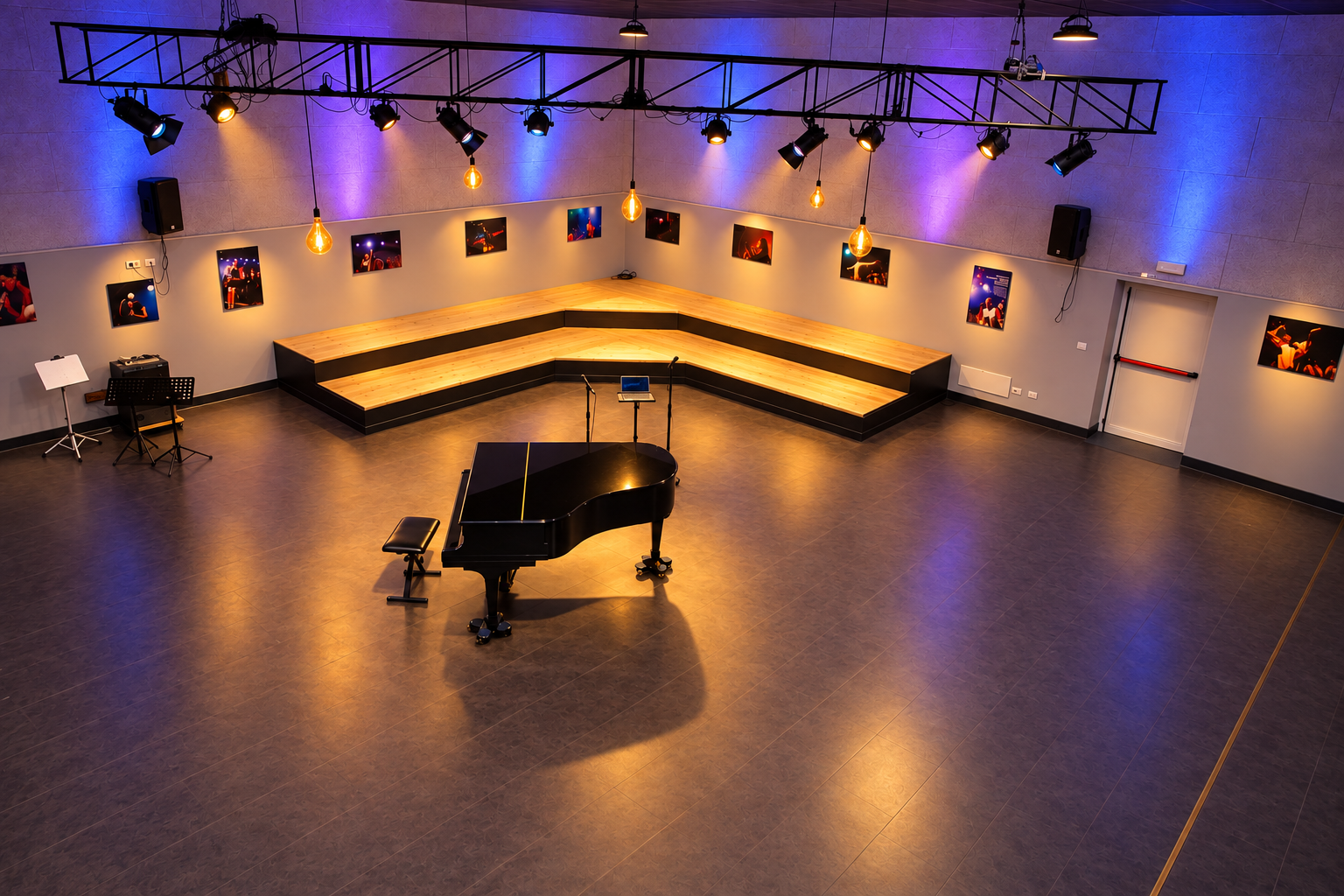 La sala della Solevoci Factory di Varese, 250 mq con pianoforte a coda e pedana, pronta per un team building aziendale