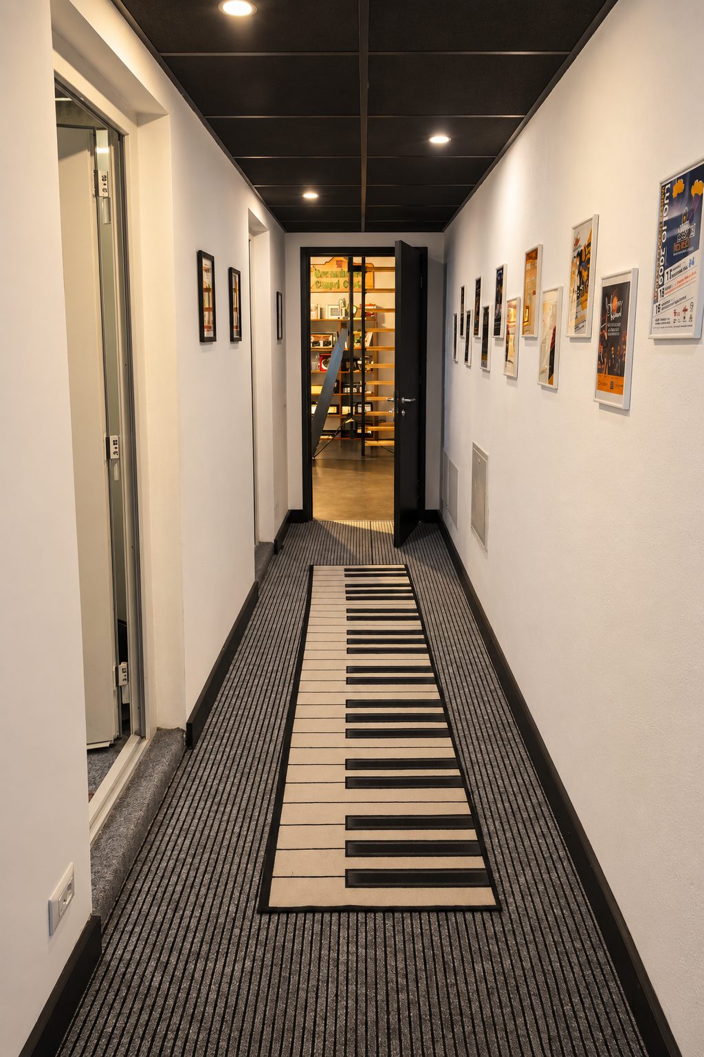 L'ingresso della Solevoci Factory a Varese, con il tappeto a tastiera di pianoforte lungo il corridoio