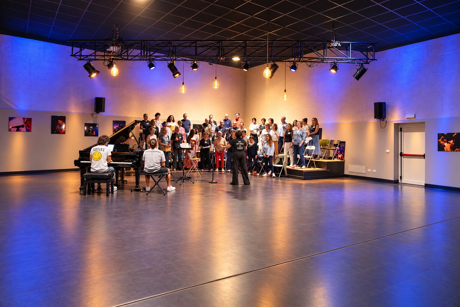 Coro in prova sulla pedana della sala da 250 mq della Solevoci Factory a Varese